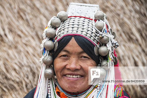 Traditionell gekleidete Frau aus Akha  Bergstamm oder Bergvolk  ethnische Minderheit  Portrait  Provinz Chiang Rai  Nordthailand  Thailand