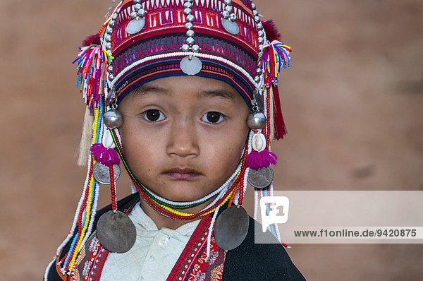 Traditionell gekleidetes Kind aus Akha  Bergstamm oder Bergvolk  ethnische Minderheit  Portrait  Provinz Chiang Rai  Nordthailand  Thailand