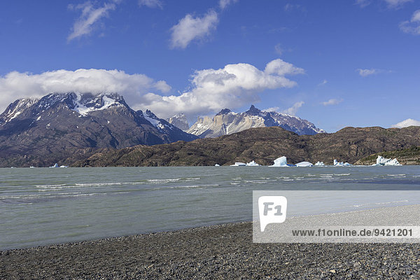 See Lago Grey und Paine Grande Massiv  Torres del Paine Nationalpark  Región de Magallanes y de la Antártica Chilena  Chile