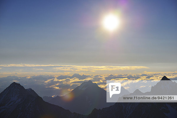 Ausblick auf die österreichischen Alpen vom Schrankogel über die Ruderhofspitze  die Östliche Seespitze und den Habicht bis zum Großglockner  hinten  bei Gries  Tirol  Österreich