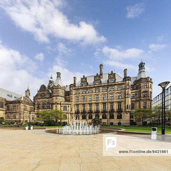 Historisches Rathaus mit Springbrunnen und Peace Gardens  Sheffield  South Yorkshire  England  Großbritannien