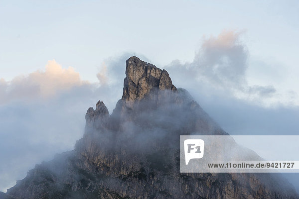 Sass de Stria  Hexenstein oder Hexenfels in den Wolken bei Sonnenaufgang  Falzarego-Pass  Dolomiten  Venetien  Italien
