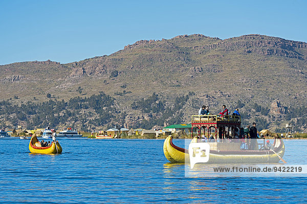 Schilfboote bei den schwimmenden Inseln der Uros auf dem Titicaca See  Puno  Peru