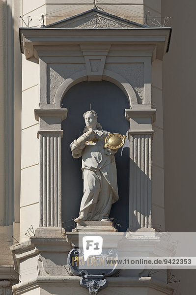 Skulptur der Prudentia  Göttin der Klugheit  am barocken Rathaus  Lüneburg  Niedersachsen  Deutschland