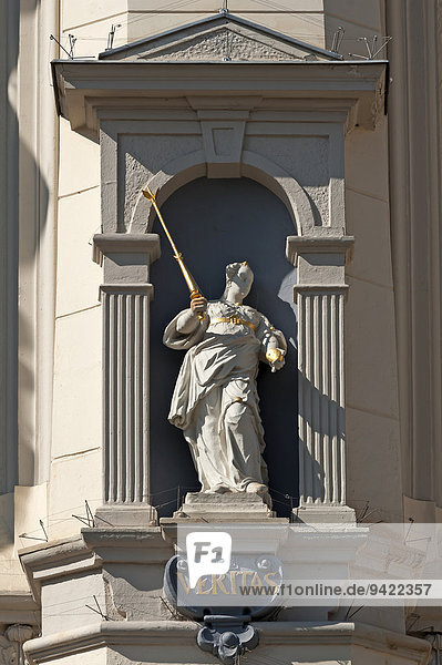 Skulptur der Veritas  Göttin der Wahrheit  am barocken Rathaus  Lüneburg  Niedersachsen  Deutschland