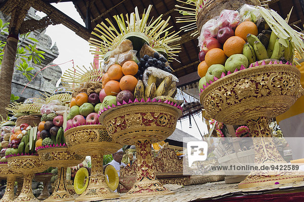 Opfergaben aus Obst bei einer Tempelzeremonie  Pura Desa Tempel  Ubud  Bali  Indonesien