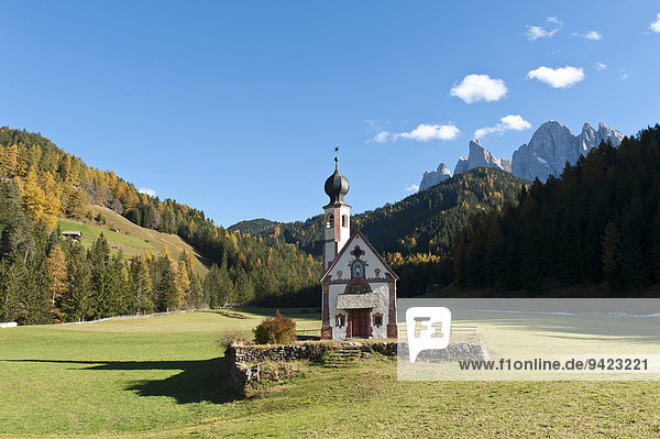 Johanneskapelle auf dem Ranuihof  St. Johann in Ranui  Barock  Geislerspitzen  Geislergruppe  Naturpark Puez-Geisler  Dolomiten  Villnöß  Villnößtal  Südtirol  Trentino-Südtirol  Italien