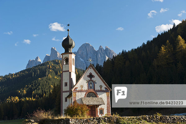 Johanneskapelle auf dem Ranuihof  St. Johann in Ranui  Barock  Geislerspitzen  Geislergruppe  Naturpark Puez-Geisler  Dolomiten  Villnöß  Villnößtal  Südtirol  Trentino-Südtirol  Italien