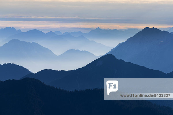Blaue Stunde über Reutte  Außerfern  Tirol  Österreich