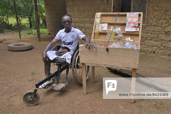 Amputierter vor seinem mobilen Laden Motema Amputee Camp Koidu Koidu-Sefadu Kono-Distrikt Eastern Province Sierra Leone