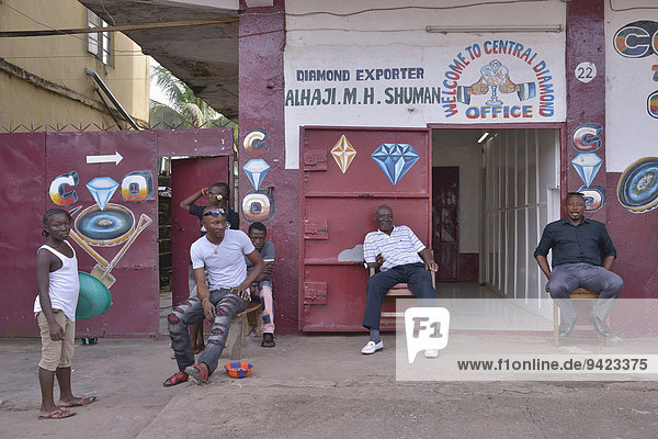 Diamantenhändler vor ihrem Büro  Bo  Bo-Distrikt  Southern Province  Sierra Leone