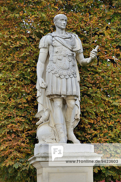 Statue des Gaius Julius Cäsar römischer Kaiser im Jardin des Tuileries Tuilerien-Garten Paris Frankreich