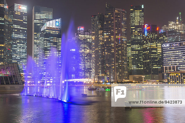 Lichtspiele vor der Innenstadt  Finanzviertel bei Nacht  Singapur
