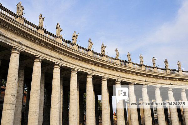 Religiöse Figuren auf dem Säulengang am Petersplatz,  Vatikan,  Rom,  Latium,  Italien