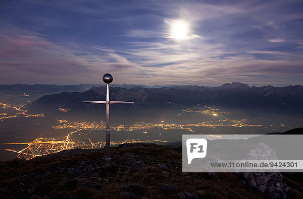 Gipfelkreuz vom Margelkopf Ostschweiz im Mondlicht und im Rheintal Kunstlicht  Lichtenstein  Österreich  Europa