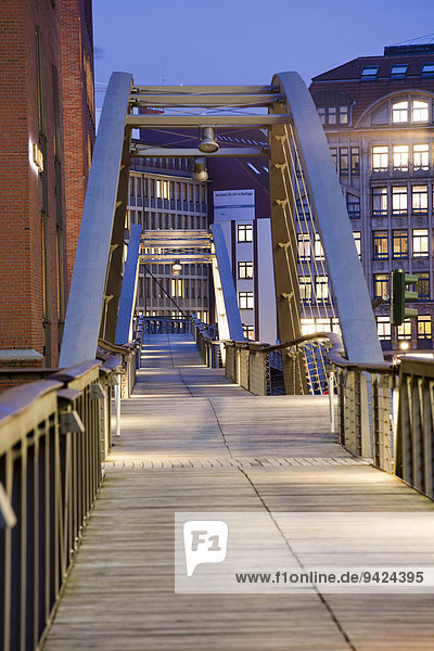 Brücke bei Nacht in der Speicherstadt in Hamburg zur blauen Stunde  Deutschland  Europa