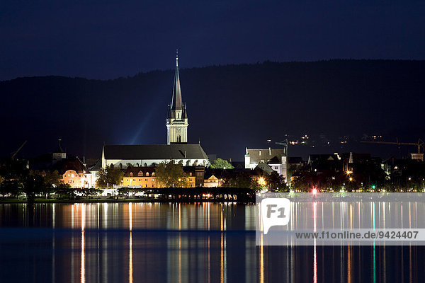 Blick nach Radolfzell zum beleuchteten Münster  Bodensee  Deutschland  Europa