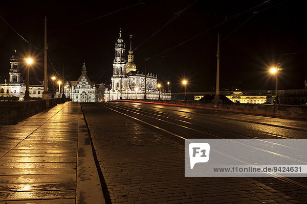 Augustusbrücke mit Hofkirche  Nachtaufnahme  Dresden  Sachsen  Deutschland  Europa