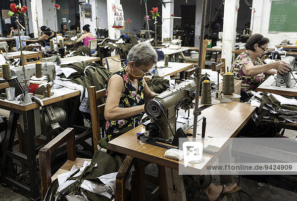 Näherinnen in einer Kleiderfabrik  Viñales  Kuba