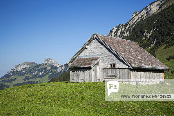 Berghütte mit Blick zum Hohen Kasten im Alpstein  Appenzell  Schweiz  Europa  ÖffentlicherGrund