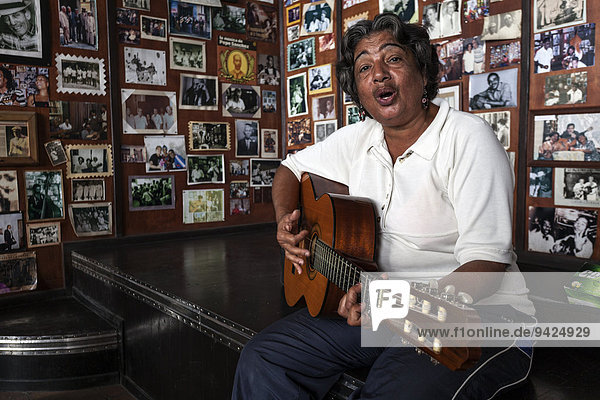 Kubanische Musikerin mit Gitarre in einem Casa de la Trova  Santiago de Cuba  Kuba