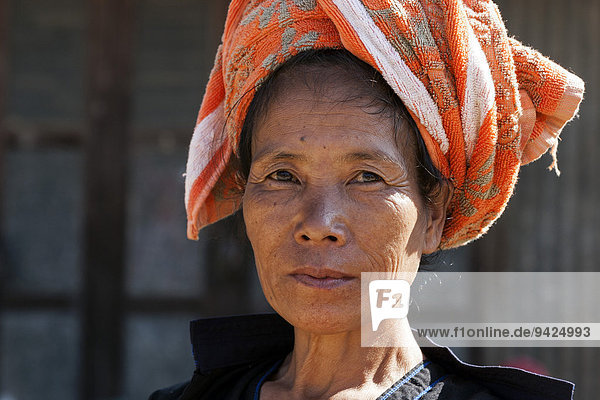 Frau der Volksgruppe der Pa-O mit traditioneller Kopfbedeckung  Portrait  Nyaung Shwe  Shan State  Myanmar