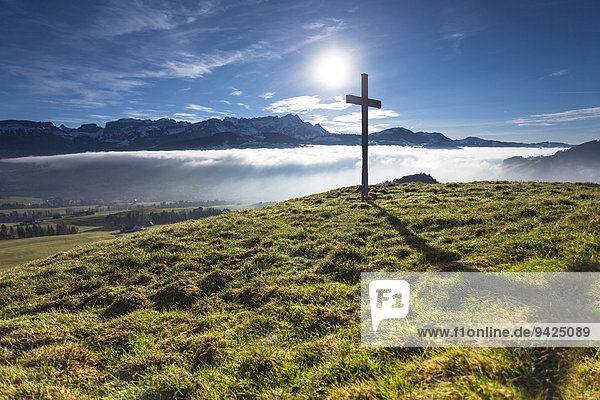 Gipelkreuz des Gerenberg mit Hochnebel und dem Alpstein dahinter  Gerenberg  Appenzell  Schweiz