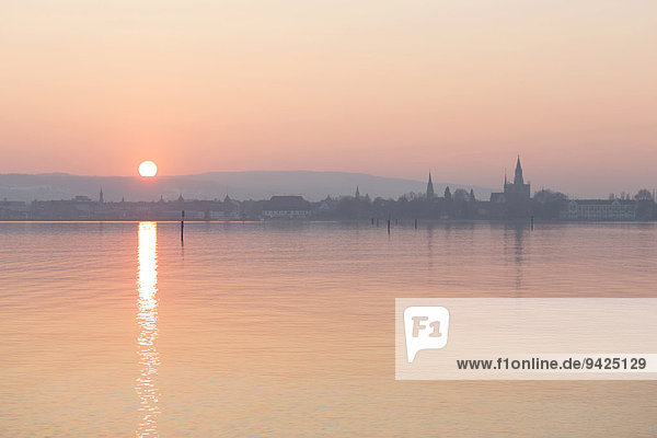 Sonnenuntergang über dem Bodensee in Konstanz  Bodensee  Konstanz  Baden-Württemberg  Deutschland