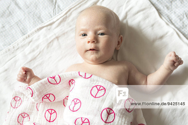 Baby  2 Monate  liegt auf Decke  Deutschland