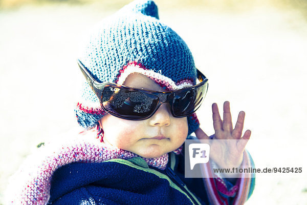 Baby,  ca. 10 Monate,  mit Sonnenbrille