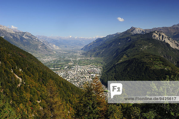 Der Blick auf das Rhonetal von Martigny bis nach Sierre und Leukerbad  Kanton Wallis  Schweiz