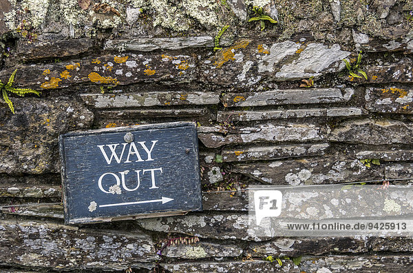 'Schild ''Way Out'' an Mauer  Trelissik Garden  Cornwall  England  Großbritannien'