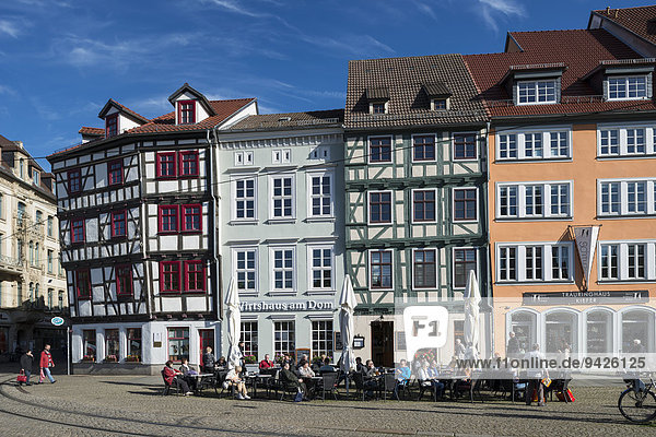 Restaurierte Häuser am Domplatz und Straßencafe  Erfurt Thüringen  Deutschland