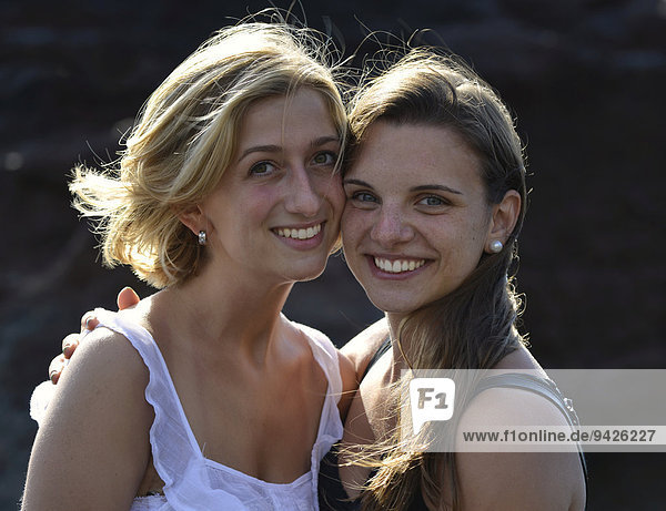 Zwei junge Frauen  Freundinnen  Lanzarote  Kanarische Inseln  Spanien