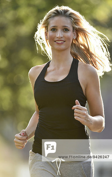 Junge Frau beim Jogging,  Deutschland