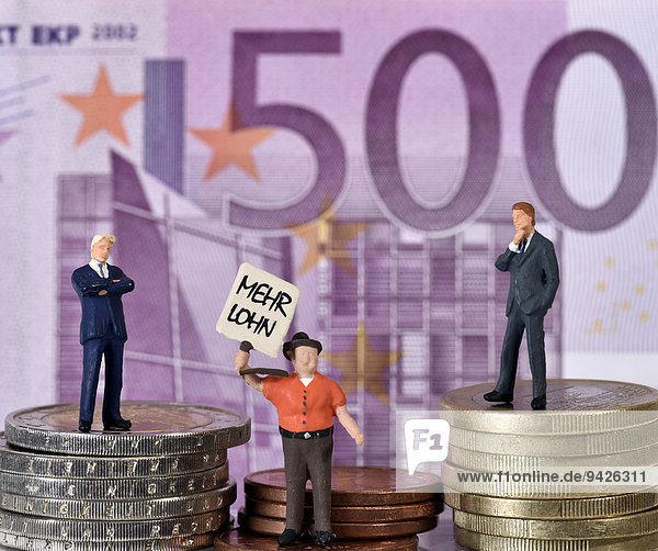 Symbolbild Kapital,  zwei Manager und ein Arbeiter Gewerkschafter auf Münzen vor 500 EURO Banknote