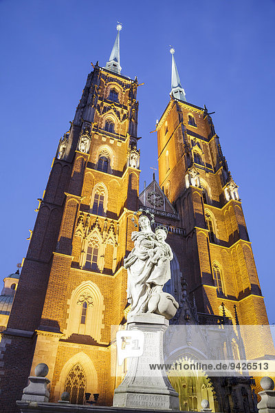 Breslauer Dom oder Kathedrale St. Johannes des Täufers  mit Statue der Maria mit Kind  Breslau  Polen