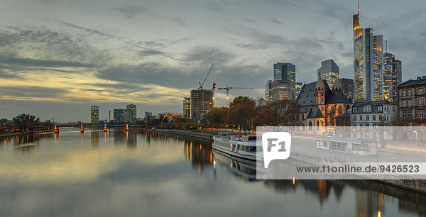 Main mit der modernen Skyline des Bankenviertels  Frankfurt am Main  Hessen  Deutschland