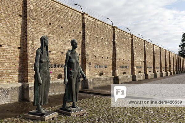 Frauenskulpturen vor der Mauer der Nationen Mahn- und Gedenkstätte Ravensbrück ehemaliges Frauen-KZ Fürstenberg Havel Brandenburg Deutschland