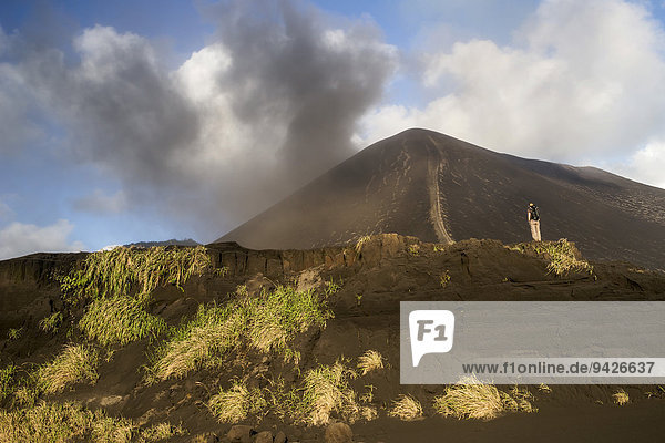 Mensch vor Mount Yasur Vulkan Insel Tanna Vanuatu