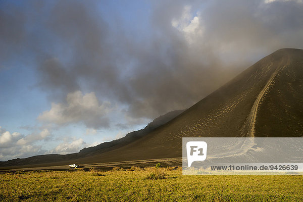 Auto fährt über Sandebene Ash Plain Mount Yasur Vulkan Insel Tanna Vanuatu