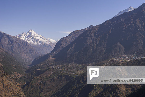 Sherpa-Dorf Lukla vor Bergpanorama Khumbu Solukhumbu Mount Everest Region Nepal