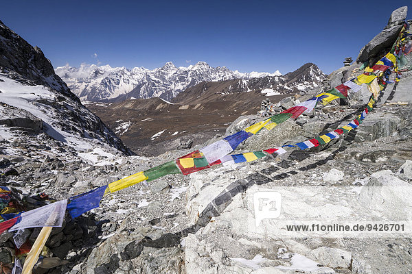 Gebetsfahnen am Cho La Pass vor Bergpanorama Khumbu Solukhumbu Mount Everest Region Nepal