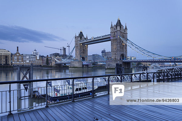 Blick über Tower Bridge zur City Hall  London  England  Großbritannien
