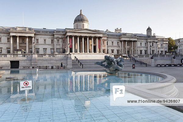 Brunnen mit der National Gallery,  Trafalgar Square,  London,  England,  Grossbritannien