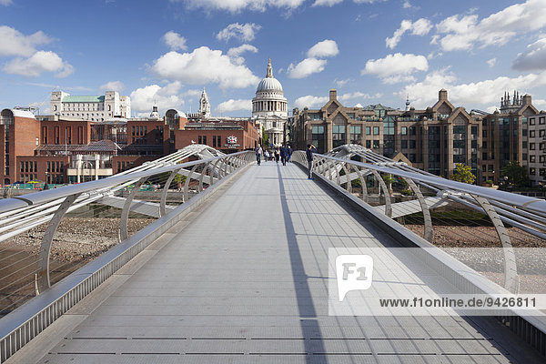 Millenium Bridge und St Paul's Cathedral  London  England  Großbritannien