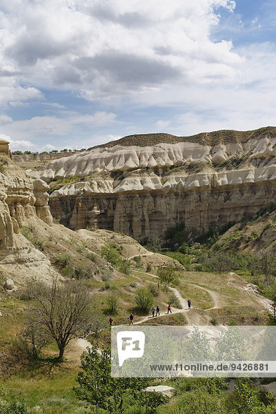 Wanderer im Taubental oder Güvercinlik Vadisi Göreme Nationalpark Provinz Nev?ehir Kappadokien Zentralanatolien Anatolien Türkei