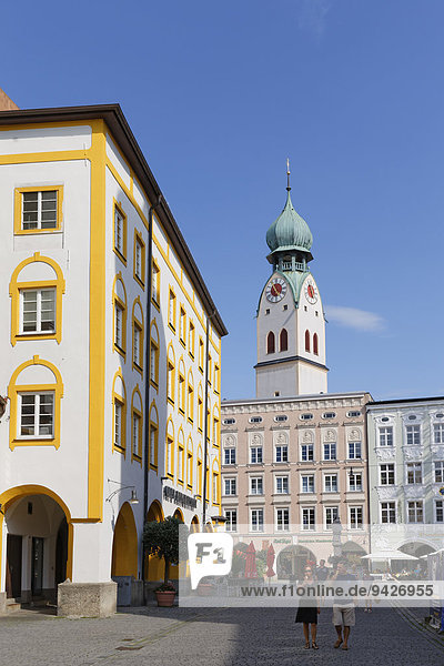 Heilig-Geist-Straße mit Turm der Stadtpfarrkirche  Rosenheim  Oberbayern  Bayern  Deutschland