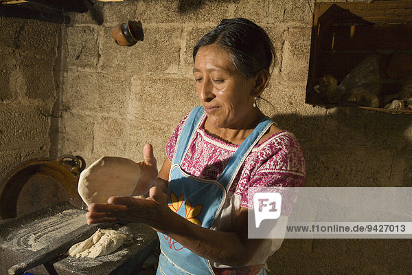 Frau bei der Tortilla-Zubereitung  Dorf San Miguel  Cuetzalan  Puebla  Mexiko