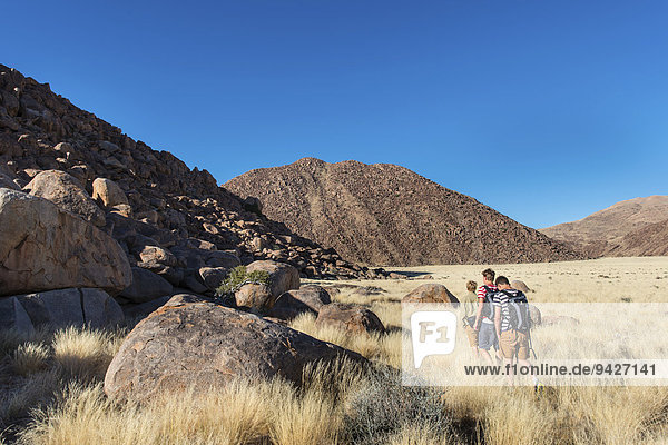 Drei Wanderer bei den Naukluft Bergen  Namib-Naukluft  Namibia